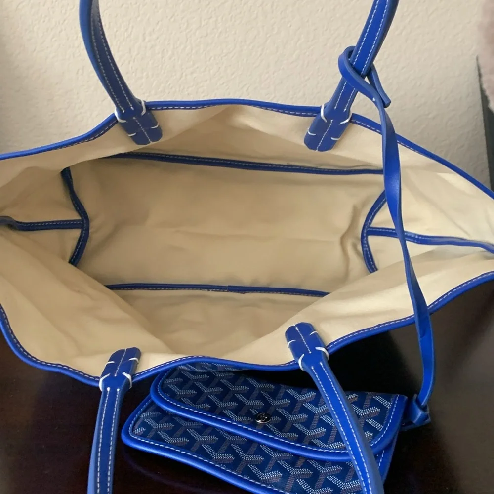 COPY - Blue Tote Bag with Pouch. New with no tags. All sales final - Picture 2 of 4